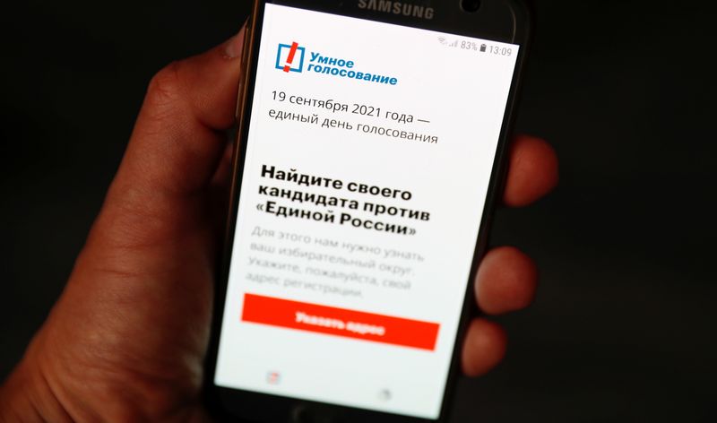 © Reuters. The Russian opposition politician Alexei Navalny's Smart Voting app is seen on a phone, in Moscow, Russia September 16, 2021.  REUTERS/Shamil Zhumatov