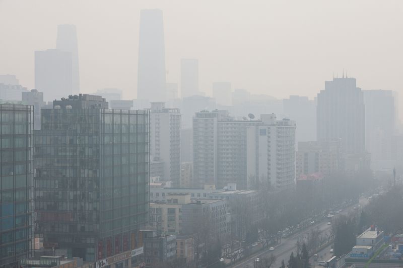 &copy; Reuters.     中国生態環境省は１６日、２０２１年の冬季大気汚染対策キャンペーンについて、対象都市を拡大する方針を示した。写真は北京市内、３月撮影（２０２１年　ロイター／Thomas Peter）