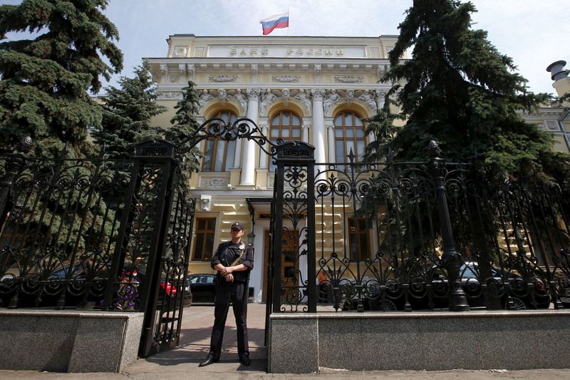 © Reuters. FILE PHOTO: A policeman stands guard at the main entrance to the Bank of Russia in Moscow, Russia, June 15, 2015. REUTERS/Maxim Zmeyev/File Photo