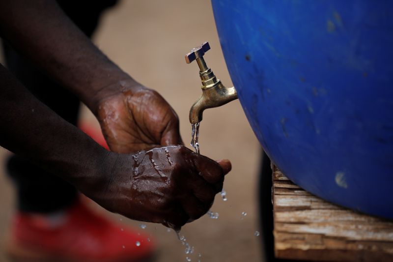 &copy; Reuters. ナイロビ有数のスラムの１つであるムクル・スラムの住民６０万人以上は、長年にわたり水へのアクセスという課題に悩まされてきた。写真は昨年３月、ナイロビ最大のスラムであるキベラ