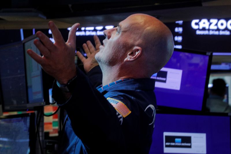 &copy; Reuters. A trader works inside a post on the floor of the New York Stock Exchange (NYSE) in New York City, U.S., August 27, 2021.  REUTERS/Brendan McDermid