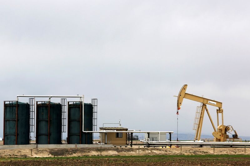 &copy; Reuters. FILE PHOTO: A TORC Oil & Gas pump jack is seen near Granum, Alberta, Canada May 6, 2020. REUTERS/Todd Korol/File Photo