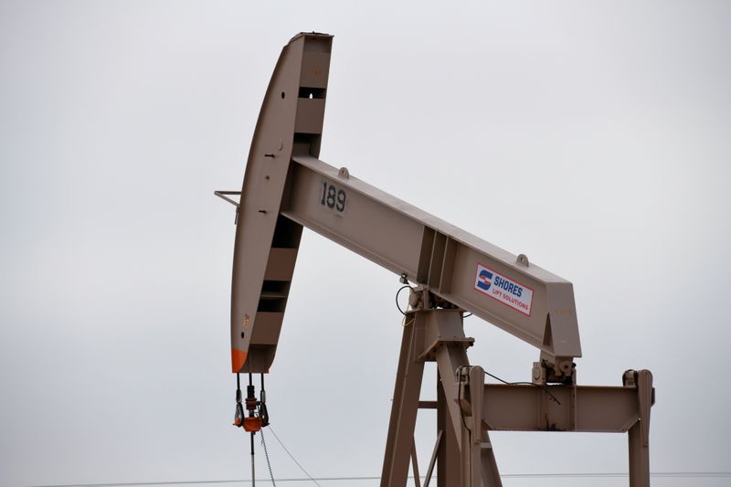 &copy; Reuters. Imagen de archivo de un balancín operando en el área de producción de petróleo y gas natural de la Cuenca Pérmica cerca de Odessa, Texas