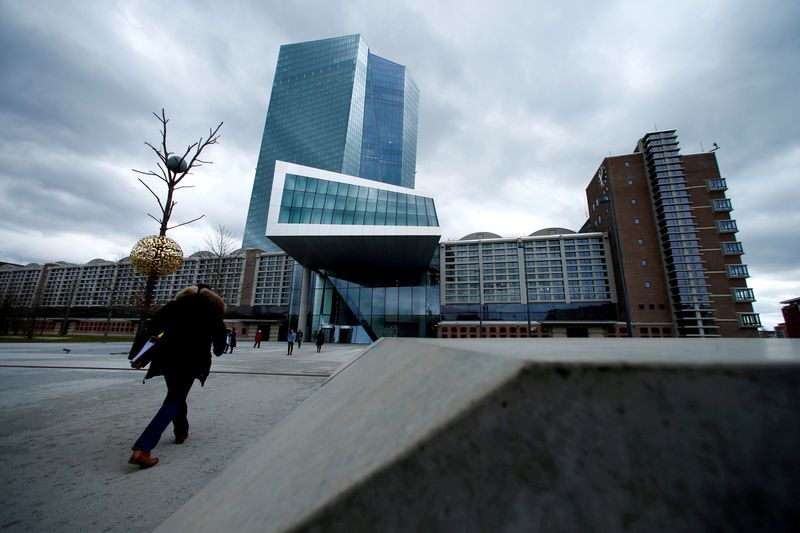 &copy; Reuters. 　９月１７日、デコス・スペイン中銀総裁は、欧州中央銀行（ＥＣＢ）は２０２３年の利上げを見込んでいないと述べた。写真はフランクフルトのＥＣＢのビル。２０１８年３月撮影（２０