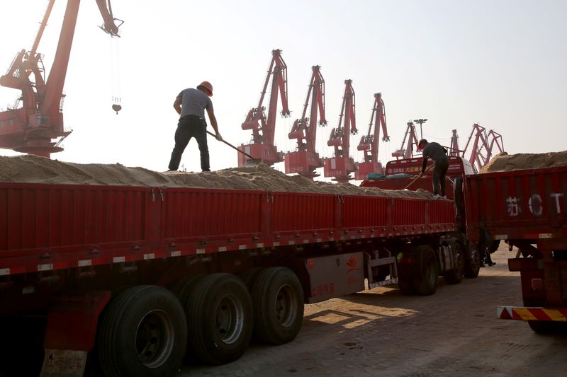 &copy; Reuters. Imagen de archivo de hombres trabajando en un camión con lateritas de níquel en el puerto de Ganyu en Lianyungang, provincia de Jiangsu, China. 11 de junio, 2019. REUTERS/Stringer  ATENCIÓN EDITORES - ESTA IMAGEN FUE PROVISTA POR UNA TERCERA PARTE. NO 