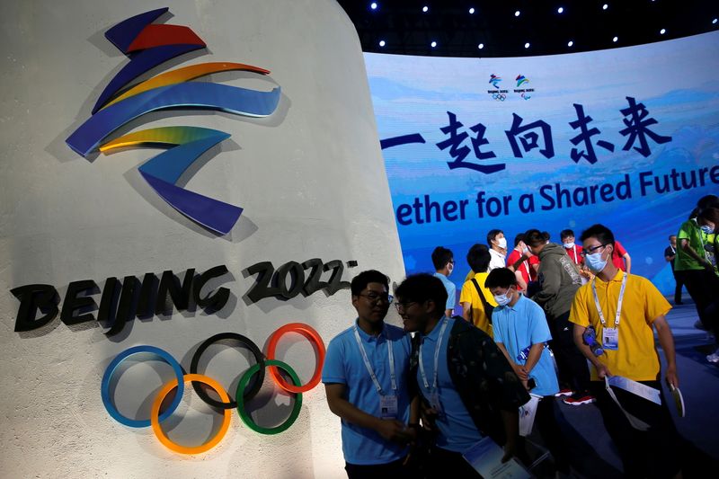 &copy; Reuters. شعار أولمبياد بكين الشتوي في صورة التقطت في بكين يوم الجمعة. تصوير: تينجشو وانغ - رويترز. 