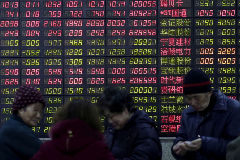 © Reuters. FILE PHOTO: Investors stand in front of an electronic board showing stock information on the first trading day after the week-long Lunar New Year holiday at a brokerage house in Shanghai, China, February 15, 2016. REUTERS/Aly Song/File Photo