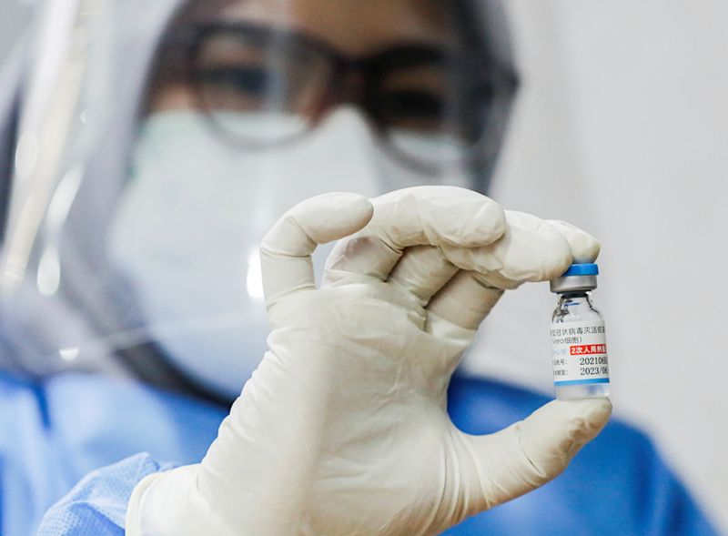 © Reuters. 　中国医薬集団（シノファーム）の新型コロナウイルスワクチン（写真）について、２回目の接種から数カ月後に抗体レベルが減少するが、３回目の追加接種で抗体レベルが上昇するとの小規模な研究結果が公表された。ジャカルタで８月撮影（２０２１年　ロイター／Ajeng Dinar）