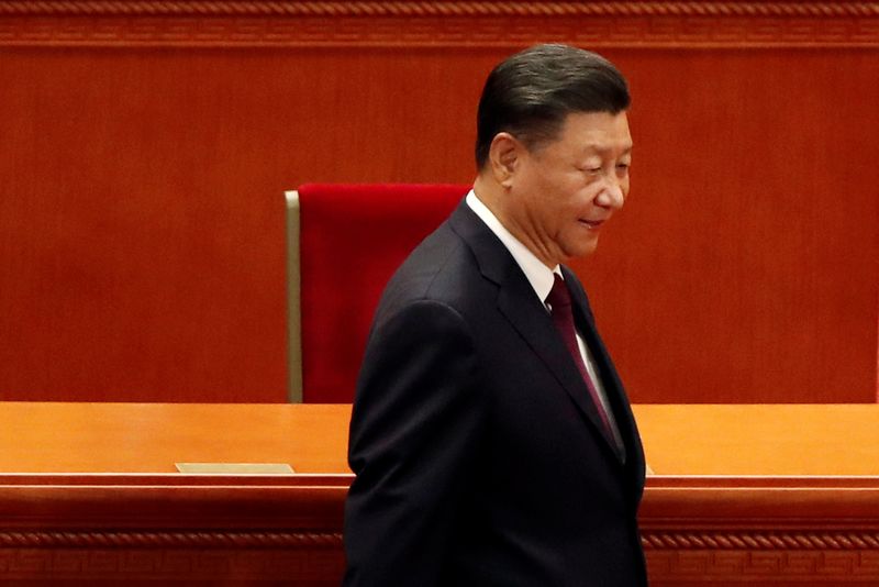 &copy; Reuters. الرئيس الصيني شي جين بينغ يصل لقيادة اجتماع في قاعة الشعب الكبرى في العاصمة بكين. صورة من أرشيف رويترز.
