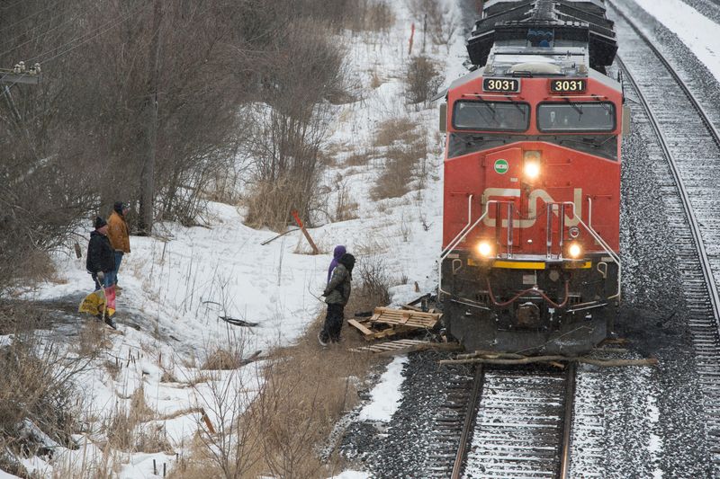 &copy; Reuters. FILE PHOTO: A Canadian National Railway (CN Rail) train moves through wooden pallets placed there by occupants of a Tyendinaga Mohawk Territory encampment set up in support of the Wet'suwet'en Nation who are trying to stop construction of British Columbia