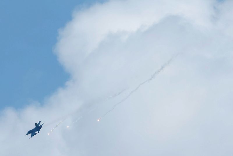 &copy; Reuters. مقاتلة من إنتاج تايوان تطلق نيران أثناء مناورة لمحاكاة الرد على غزو صيني للجزيرة فوق مقاطعة بينجتونج في جنوب الجزيرة. صورة من أرشيف رويترز. 