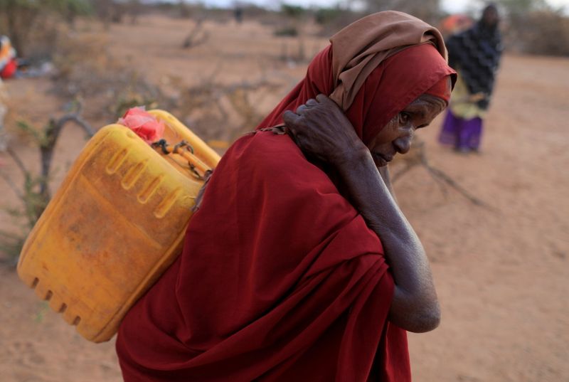 &copy; Reuters. Imagen de archivo de una mujer desplazada desde un área afectada por una sequía llevando un bidón de agua mientras camina hacia su refugio en un asentamiento improvisado en Dollow, Somalia. 4 de abril, 2017. REUTERS/Zohra Bensemra/Archivo