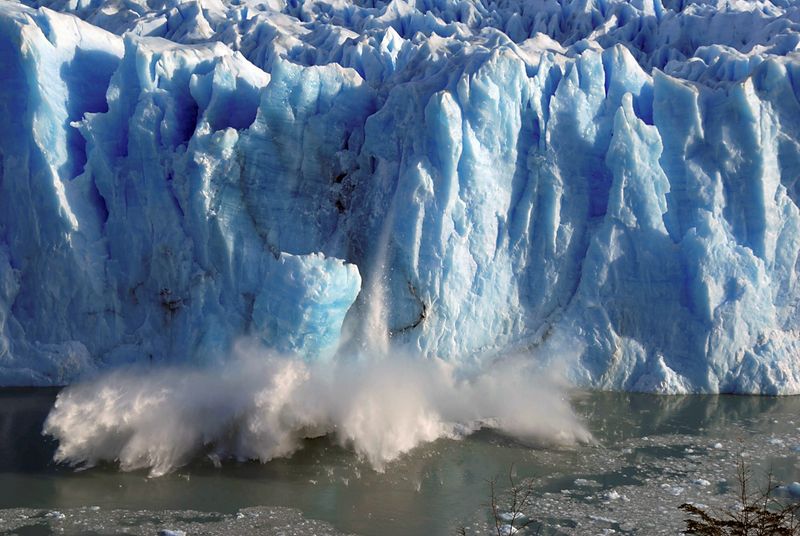 &copy; Reuters. FILE PHOTO: Splinters of ice peel off from one of the sides of the Perito Moreno glacier near the city of El Calafate in the Patagonian province of Santa Cruz, southern Argentina, on July 7, 2008. REUTERS/Andres Forza/File Photo