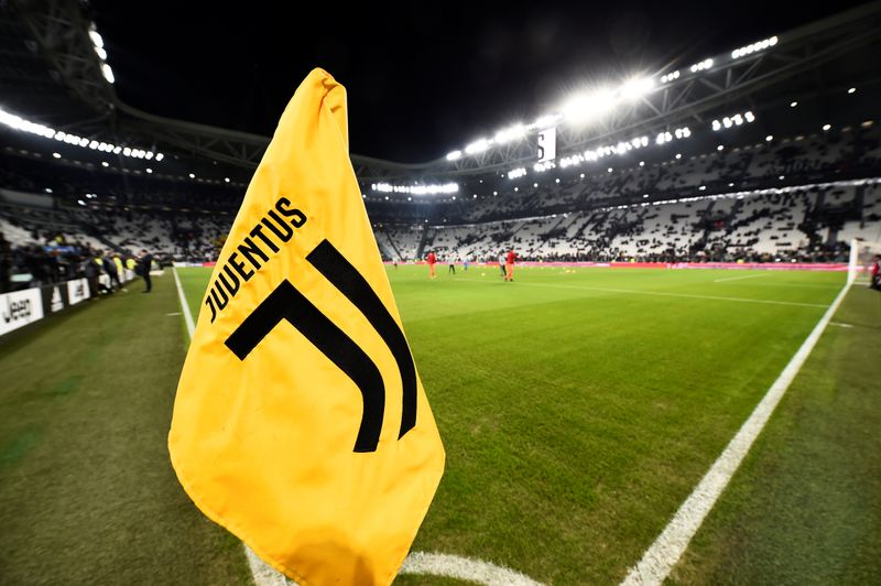 &copy; Reuters. Bandiera con stemma Juventus durante una partita di Serie A. REUTERS/Massimo Pinca