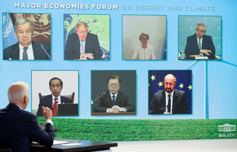 &copy; Reuters. バイデン米大統領（左下）は気候変動枠組み条約第２６回締約国会議（ＣＯＰ２６）に向け、主要経済国フォーラムのオンライ会議を開き、メタンガス排出量削減を目指す米・ＥＵの取り組