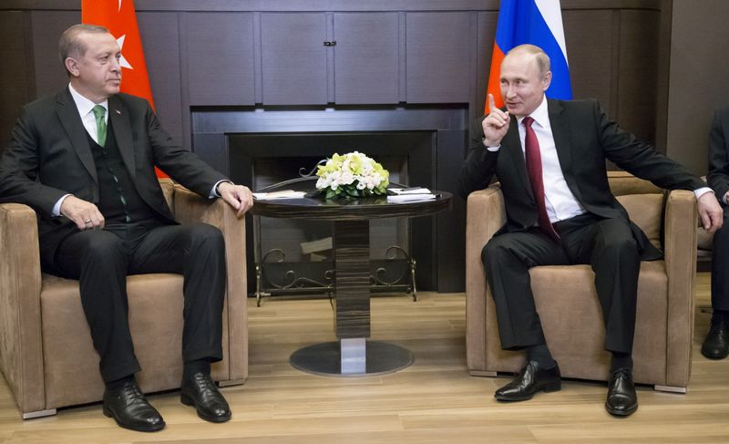 &copy; Reuters. الرئيس التركي رجب طيب أردوغان (إلى اليسار) خلال اجتماع مع الرئيس الروسي فلاديمير بوتين في سوتشي بروسيا - صورة من أرشيف رويترز. 