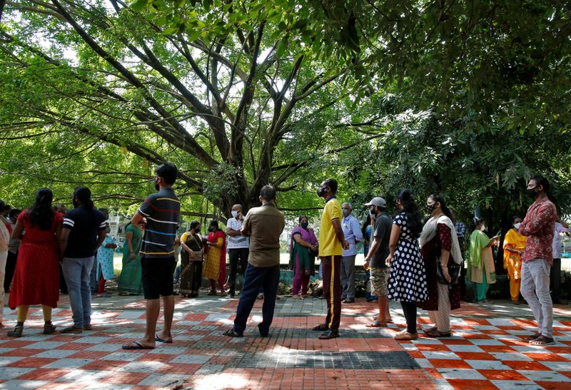&copy; Reuters. FILE PHOTO: People wait in queues to receive a dose of COVISHIELD, a vaccine against coronavirus disease (COVID-19) manufactured by Serum Institute of India, outside a community centre in Kochi, India, September 7, 2021. REUTERS/Sivaram V