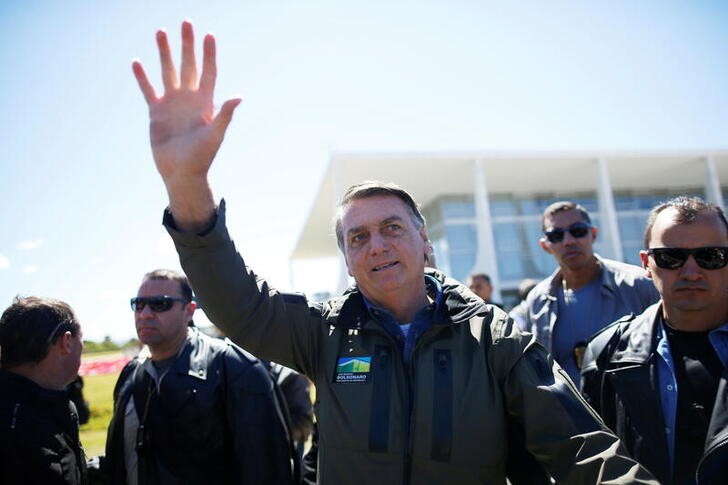 &copy; Reuters. El presidente de Brasil, Jair Bolsonaro, saluda tras participar en un desfile de motos con sus seguidores en Brasilia, Brasil. 8 agosto 2021. REUTERS/Adriano Machado