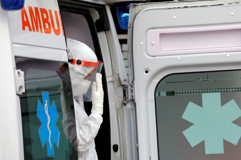 &copy; Reuters. Un operatore sanitario esce da un'ambulanza fuori dall'ospedale Cardarelli a Napoli. REUTERS/Ciro De Luca