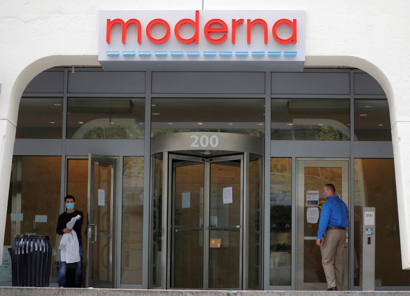 &copy; Reuters. FILE PHOTO: A sign marks the headquarters of Moderna Therapeutics in Cambridge, Massachusetts, U.S., May 18, 2020.   REUTERS/Brian Snyder/File Photo
