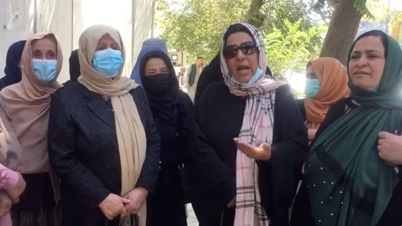 &copy; Reuters. Un gruppo di donne riunite in protesta a Kabul, in Afghanistan, in un fotogramma di un video tratto dai social media. ZAKIA KAWYAN/via REUTERS