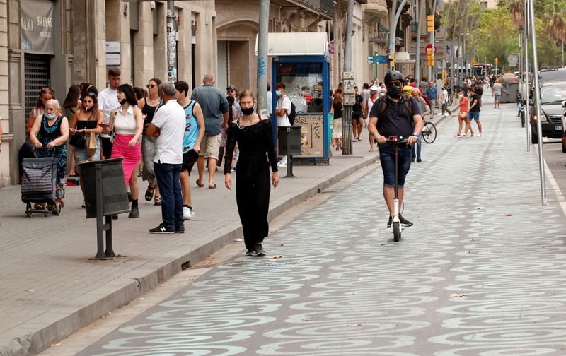&copy; Reuters. Gente caminando por una zona peatonal pintada de azul en la calle Pelai de Barcelona, España, 26 de julio de 2021. REUTERS/Albert Gea