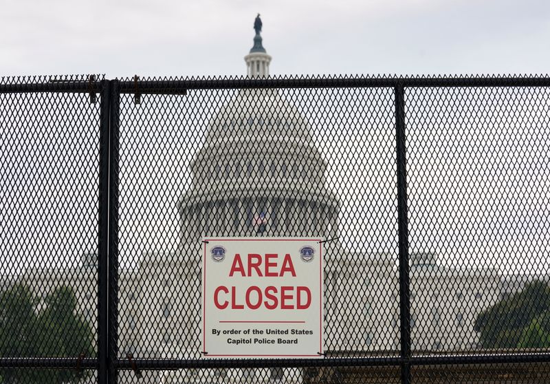 &copy; Reuters. Foto de archivo del Capitolio tras una valla que fue colocada tras los hechos de violencia del 6 de enero. 
Jul 8, 2021. REUTERS/Kevin Lamarque/