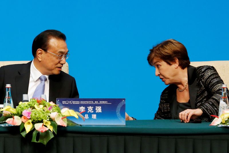 &copy; Reuters. كريستالينا جورجيفا المدير العام لصندوق النقد الدولي تتحدث مع رئيس وزراء الصين قبل مؤتمر صحفي في العاصمة الصينية بكين. صورة من أرشيف رويترز.