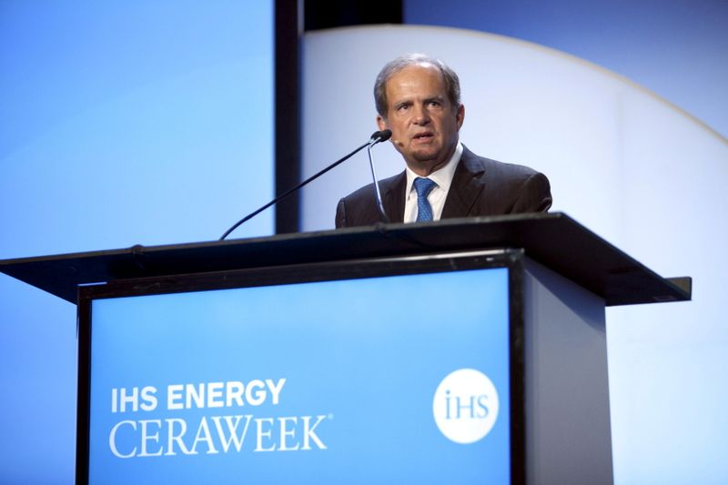 &copy; Reuters. FILE PHOTO: Scott Sheffield, CEO of Pioneer Resources, speaks during the IHS CERAWeek 2015 energy conference in Houston, Texas April 21, 2015. REUTERS/Daniel Kramer