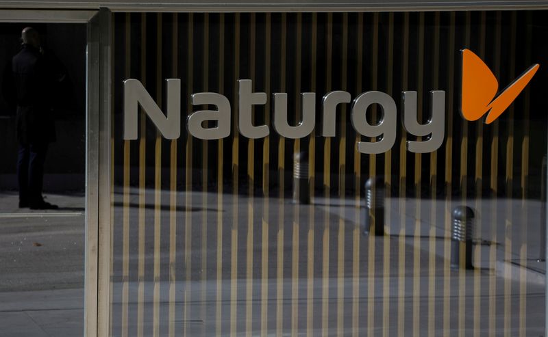 &copy; Reuters. FILE PHOTO: The logo of Spanish energy company "Naturgy" is seen in the door of its headquarters in Madrid, Spain, October 9, 2018. REUTERS/Sergio Perez/File Photo