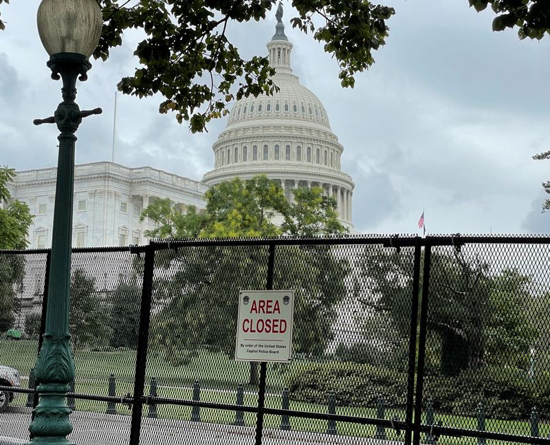 &copy; Reuters. سياج أمني أعيد تشييده يوم الجمعة حول مبنى الكونجرس بواشنطن. تصوير: مايكل ويكس - رويترز.