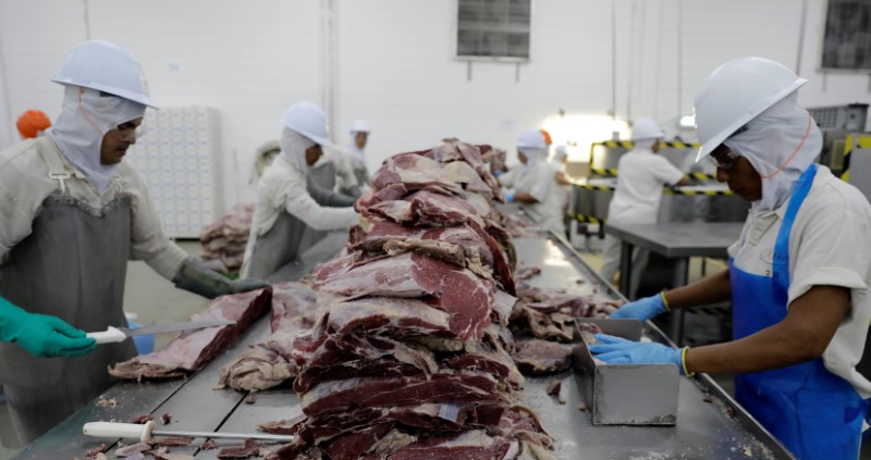 © Reuters. Processamento de carne bovina em Santana de Parnaíba (SP) 
19/12/2017
REUTERS/Paulo Whitaker