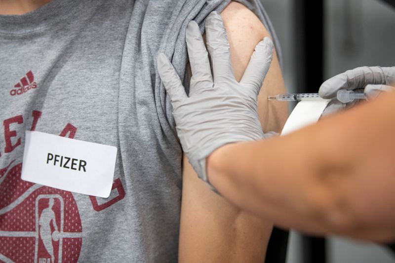&copy; Reuters. Foto de archivo de una persona recibiendo la vacuna de Pfizer contra el coronavirus en Columbus, Ohio
Sep 15, 2021.  REUTERS/Gaelen Morse