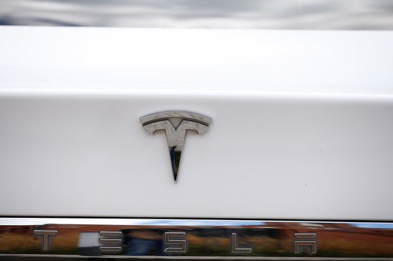 &copy; Reuters. The logo of Tesla cars logo is seen during the presentation of the new charge system in the EUREF campus in Berlin, Germany September 10, 2020. REUTERS/Michele Tantussi