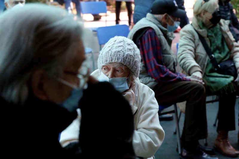 &copy; Reuters. Elderly people wait to receive the Pfizer BioNTech or AstraZeneca coronavirus disease (COVID-19) vaccine as Chile starts a booster vaccination campaign for those inoculated with the Sinovac vaccine, in Valparaiso, Chile, August 11, 2021. REUTERS/Rodrigo G