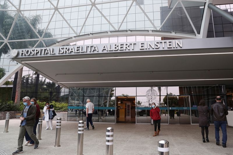 © Reuters. Gente en la entrada del Hospital Albert Einsten donde la leyenda del fútbol brasileño Pelé está hospitalizado en Sao Paulo, Brasil. 17 de septiembre de 2021. REUTERS/Amanda Perobelli 