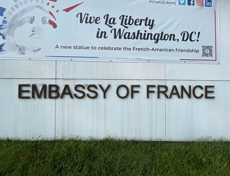 © Reuters. A sign outside the French Embassy is seen after it was announced France decided to recall its ambassadors in the United States and Australia for consultations after Australia struck a deal with the U.S. and Britain which ended a $40 billion French-designed submarine deal, in Washington, U.S., September 17, 2021. REUTERS/Gershon Peaks