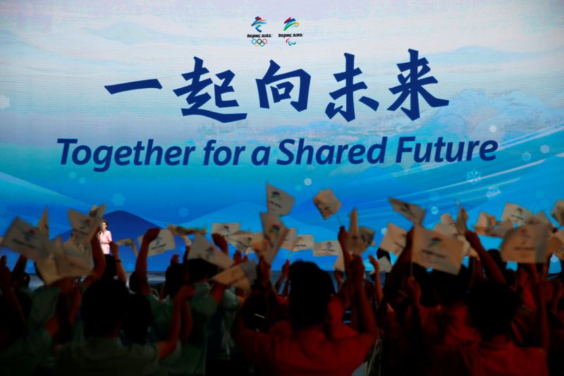 &copy; Reuters. ２０２２年北京冬季五輪・パラリンピック組織委員会は１７日、北京の首都博物館で式典を行い、大会スローガン「共に未来へ（一起向未来）」を発表した（２０２１年　ロイター/Tingshu Wan