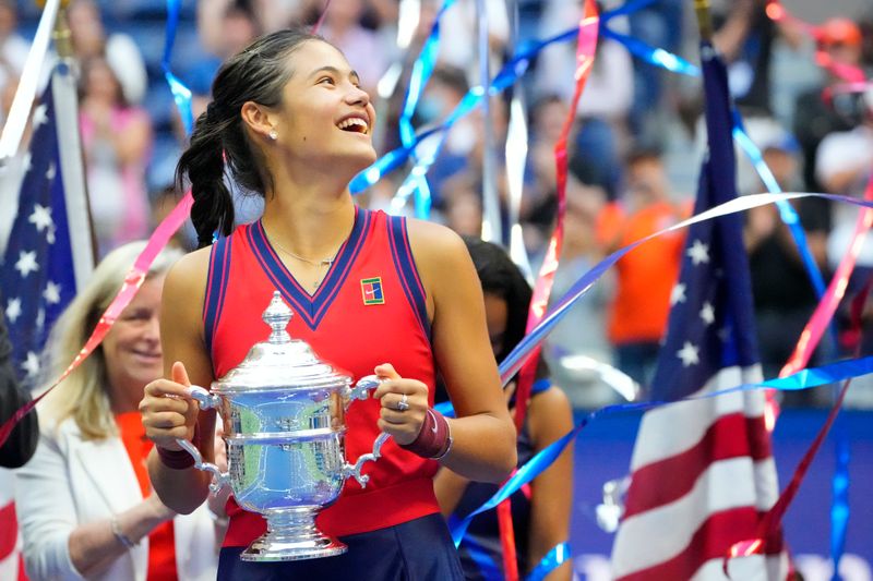 &copy; Reuters. テニスの全米ＯＰ女子シングルスで四大大会初優勝を果たし、テニス界に旋風を巻き起こしたエマ・ラドゥカヌは１７日、自身の決勝の映像を見ても「ほかの誰かがプレーしているみたい」