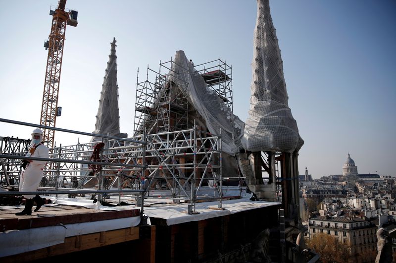 &copy; Reuters. أعمال إعادة بناء سقف كنيسة نوتردام في باريس الذي دمره حريق قبل عامين في صورة التقطت يوم 15 أبريل نيسان 2021. صورة لرويترز من ممثل عن وكالات أنبا