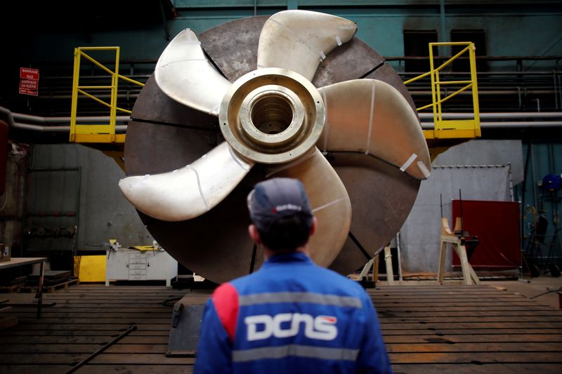 &copy; Reuters. FOTO DE ARCHIVO-Un empleado observa la hélice de un submarino Scorpene en la planta industrial de la empresa de defensa naval y constructora de barcos DCNS en La Montagne, cerca de Nantes, Francia. 26 de abril de 2016. REUTERS/Stephane Mahe/