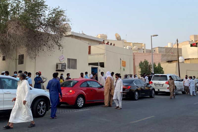 &copy; Reuters. FILE PHOTO: Unemployed men gather as they hope to receive food handouts from local residents concerned for them after they lost their incomes during the coronavirus disease (COVID-19) pandemic in Dubai, United Arab Emirates July 4, 2020. Picture taken Jul