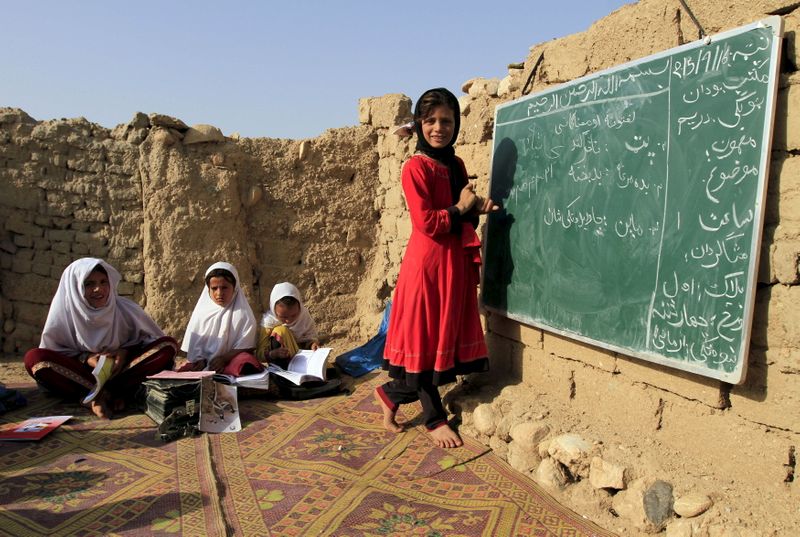 &copy; Reuters. فتيات أفغانيات يتعلمن في مدرسة مفتوحة أسستها لجنة تقدم الريف في بنجلادش خارج مدينة جلال آباد الأفغانية. صورة من أرشيف رويترز.