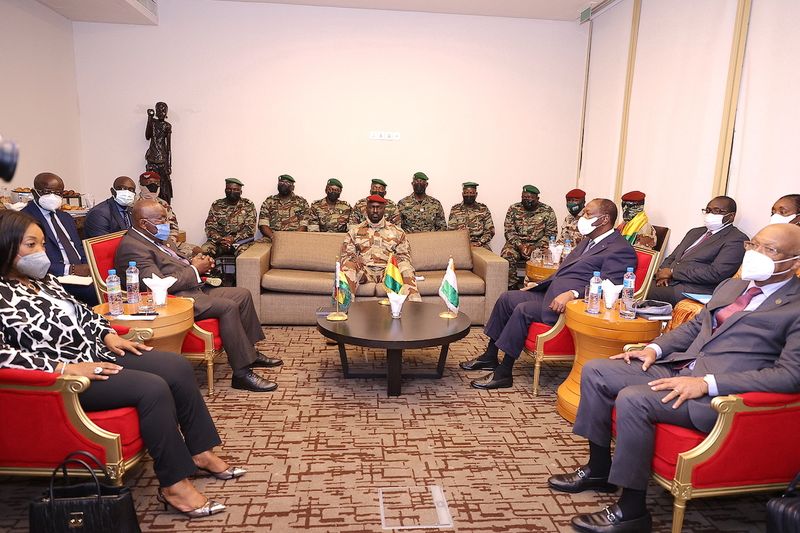 &copy; Reuters. مامادي دومبويا زعيم الانقلاب في غينيا يجتمع مع رئيس ساحل العاج الحسن واتارا ورئيس غانا نانا أكوفو أدو في كوناكري يوم الجمعة.
(صورة لرويترز م