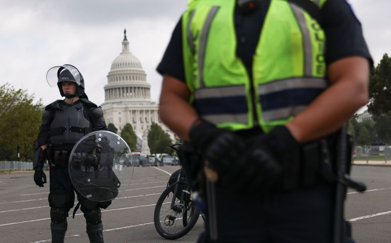 &copy; Reuters. Policías del Capitolio hacen guardia en durante una manifestación en apoyo a los procesados por el ataque del 6 de enero, en Washington, EEUU, Septiembre 18, 2021. REUTERS/Leah Millis
