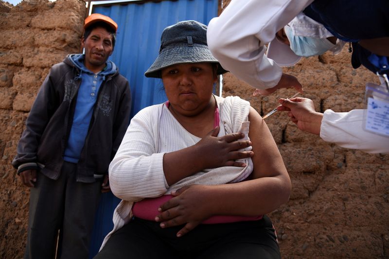 &copy; Reuters. امرأة من بوليفيا تتلقى لقاحا ضد كوفيد-19 يوم 17 سبتمبر ايلول 2021. تصوير: كلاوديا موراليس - رويترز.