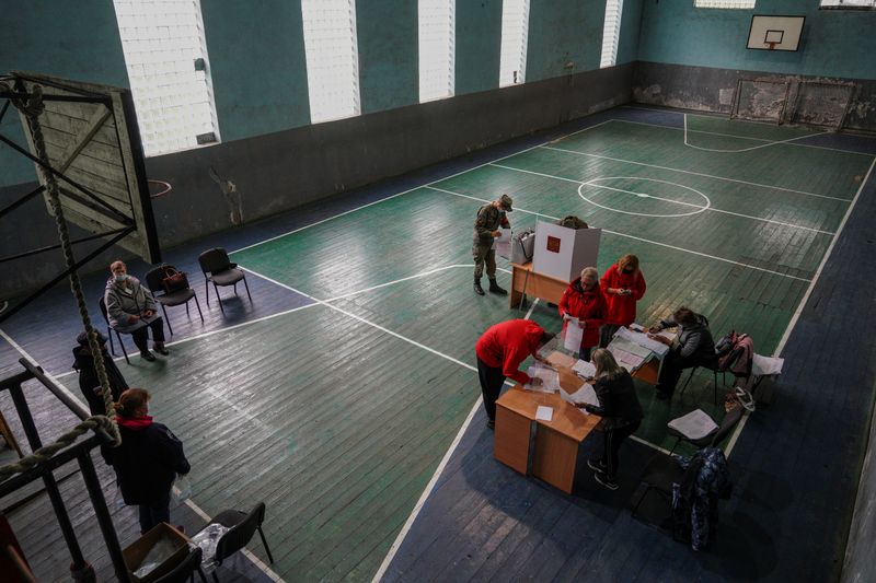 © Reuters. Russian servicemen vote at a polling station, which is placed in a sport hall, during a three-day parliamentary election in the village of Ryabinovka in Kaliningrad region, Russia September 18, 2021. REUTERS/Vitaly Nevar