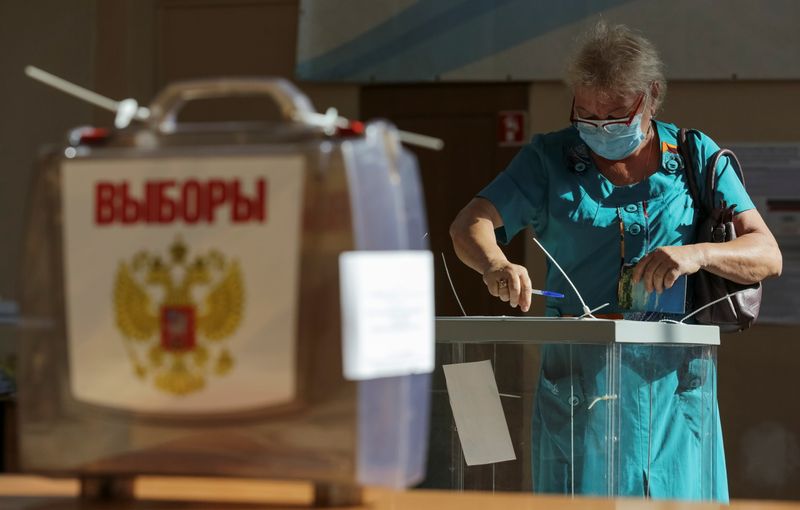 &copy; Reuters. A woman casts a ballot at the last day of a three-day long parliamentary elections in the far eastern city of Vladivostok, Russia September 19, 2021.  REUTERS/Tatiana Meel  