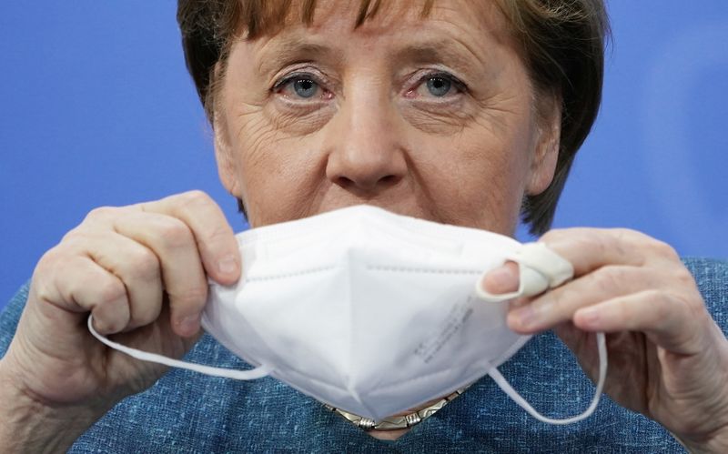 &copy; Reuters. المستشارة الألمانية أنجيلا ميركل تضع كمامة للوقاية من فيروس كورونا في برلين يوم 26 ابريل نيسان 2021. صورة من ممثل لوكالات الأنباء. 