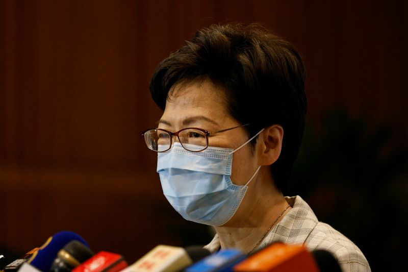 © Reuters. كاري لام الرئيسة التنفيذية لهونج كونج تتحدث لممثلين عن وسائل الإعلام يوم الاحد. تصوير: تيرون سيو - رويترز. 